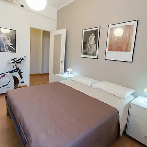 Roomy , Milán Italia